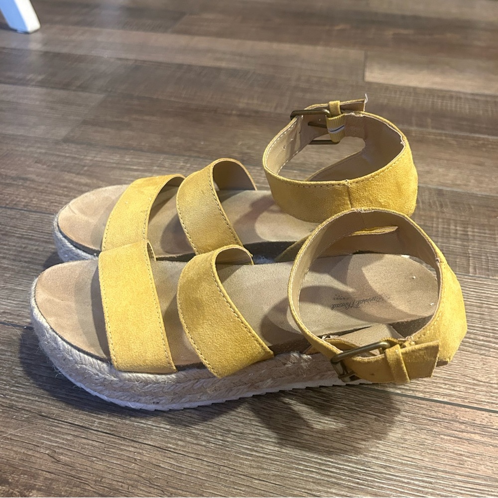 Universal Thread Goods Sandals - Picture 2 of 5